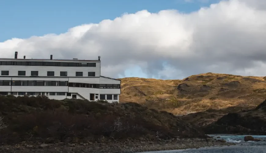 La llamativa fachada del hotel se alza orgullosa sobre el escarpado telón de fondo de la Patagonia.