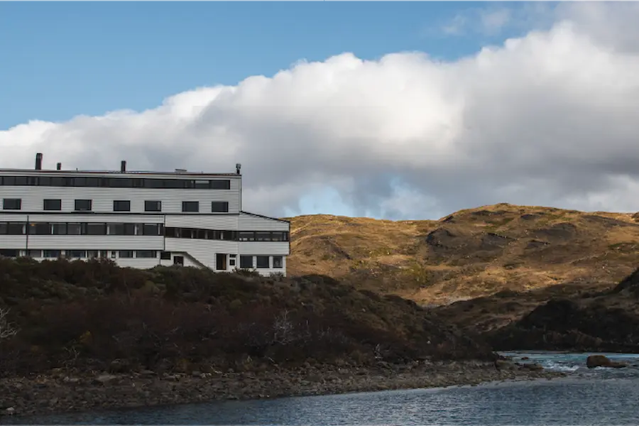 La llamativa fachada del hotel se alza orgullosa sobre el escarpado telón de fondo de la Patagonia.