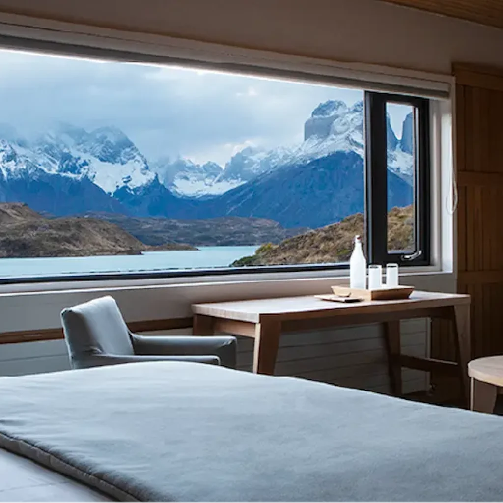 Desde una elegante habitación de huéspedes se disfruta de una impresionante vista de la cordillera.