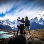 Camine por la naturaleza patagónica y disfrute de la impresionante belleza del Lago Grey a cada paso.