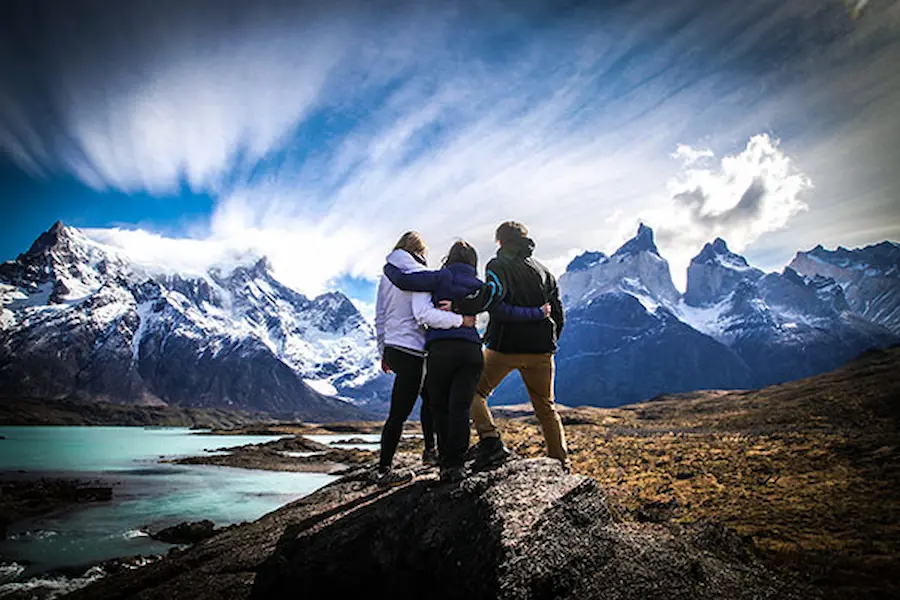 Camine por la naturaleza patagónica y disfrute de la impresionante belleza del Lago Grey a cada paso.