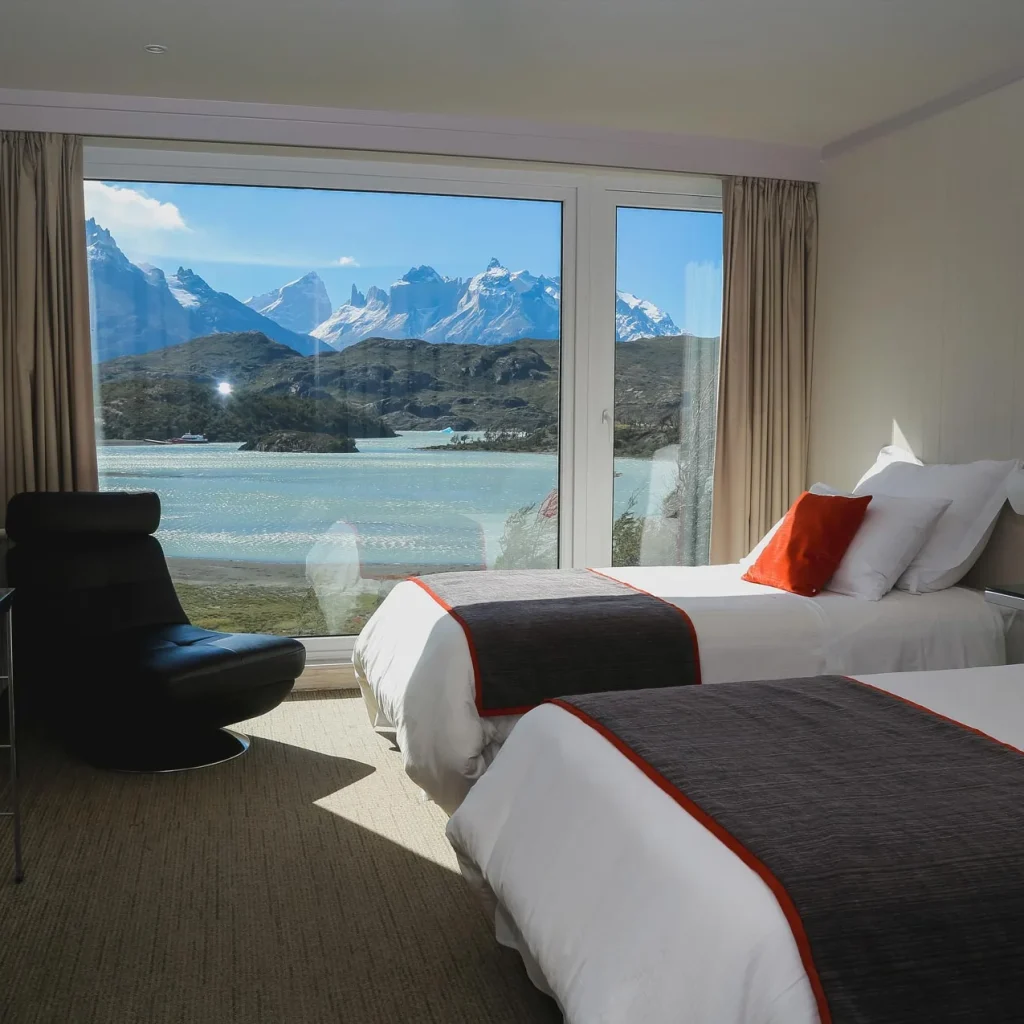 Relájese cómodamente y despiértese con las impresionantes vistas de la Patagonia desde su habitación del Hotel Lago Grey.