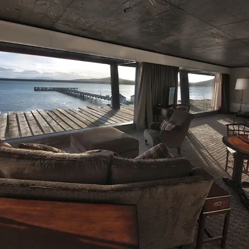 Dentro de la habitación, una vista del emblemático muelle del hotel invita a la exploración.