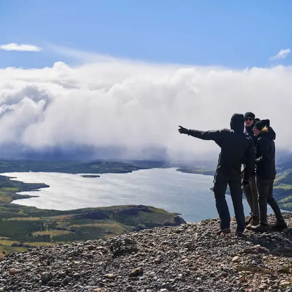 Un grupo de excursionistas admira la serena belleza de un lago patagónico.