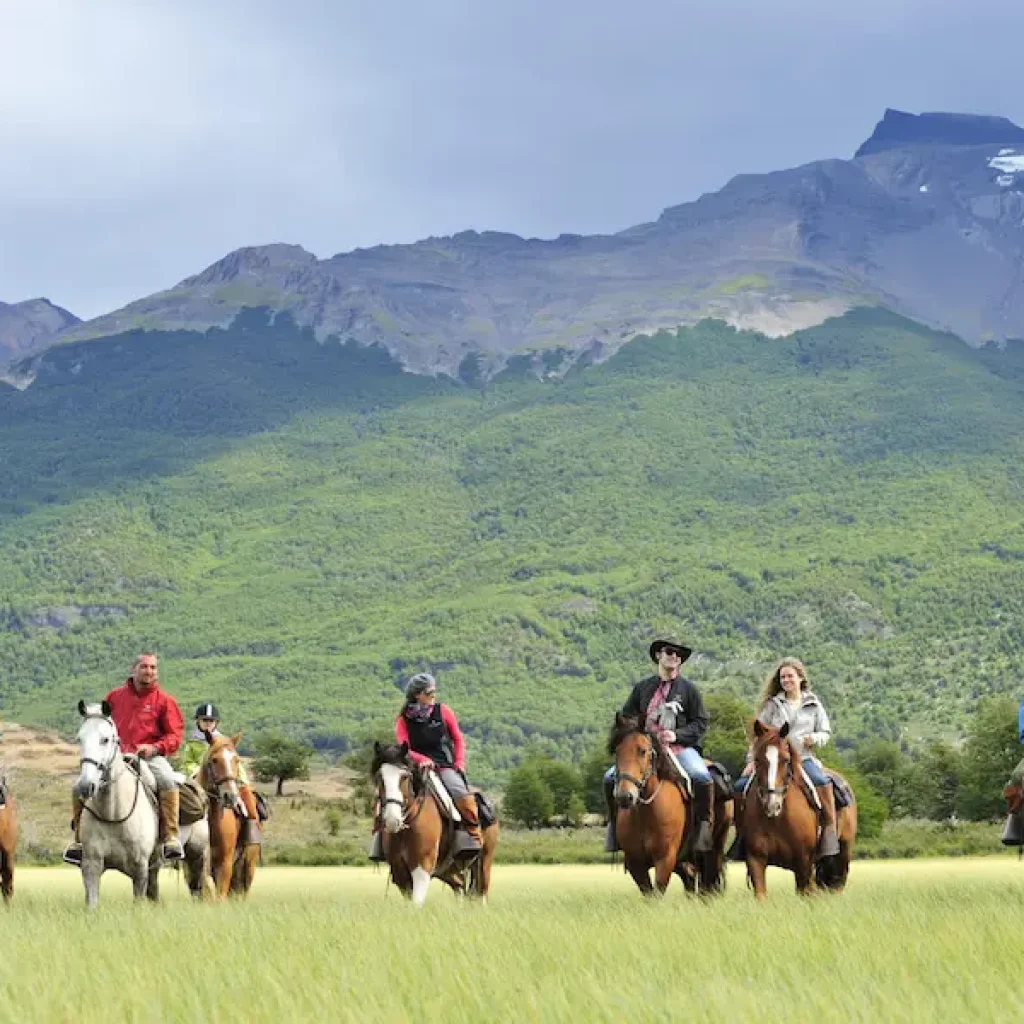 Un paseo a caballo por paisajes vibrantes capta la esencia de la Patagonia.