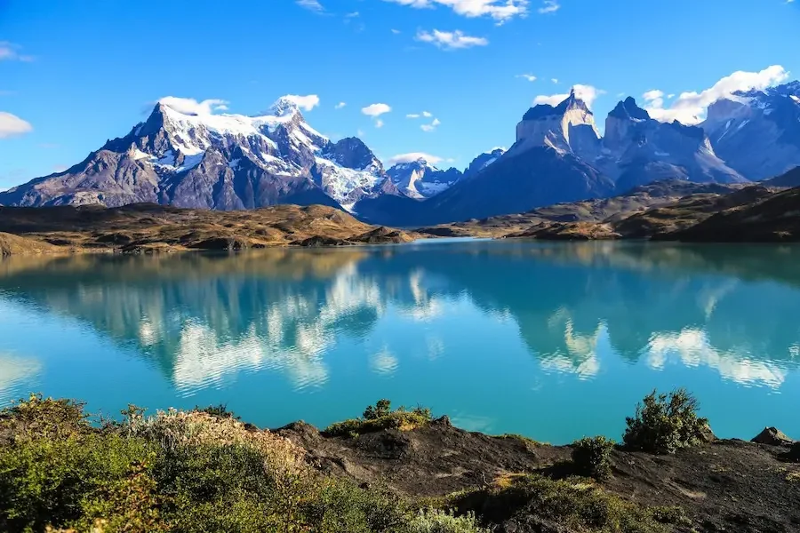 Lac Pehoé et Torres del Paine : L'un des panoramas les plus emblématiques de la Patagonie chilienne, un paradis pour les aventuriers.