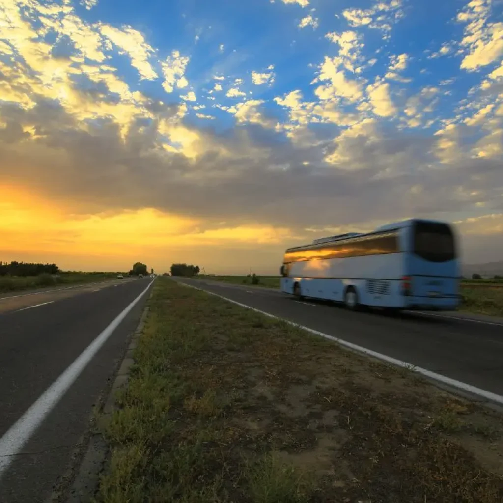 Voyage en bus en Patagonie : Explorez des paysages reculés à un prix abordable grâce à des itinéraires en bus longue distance.