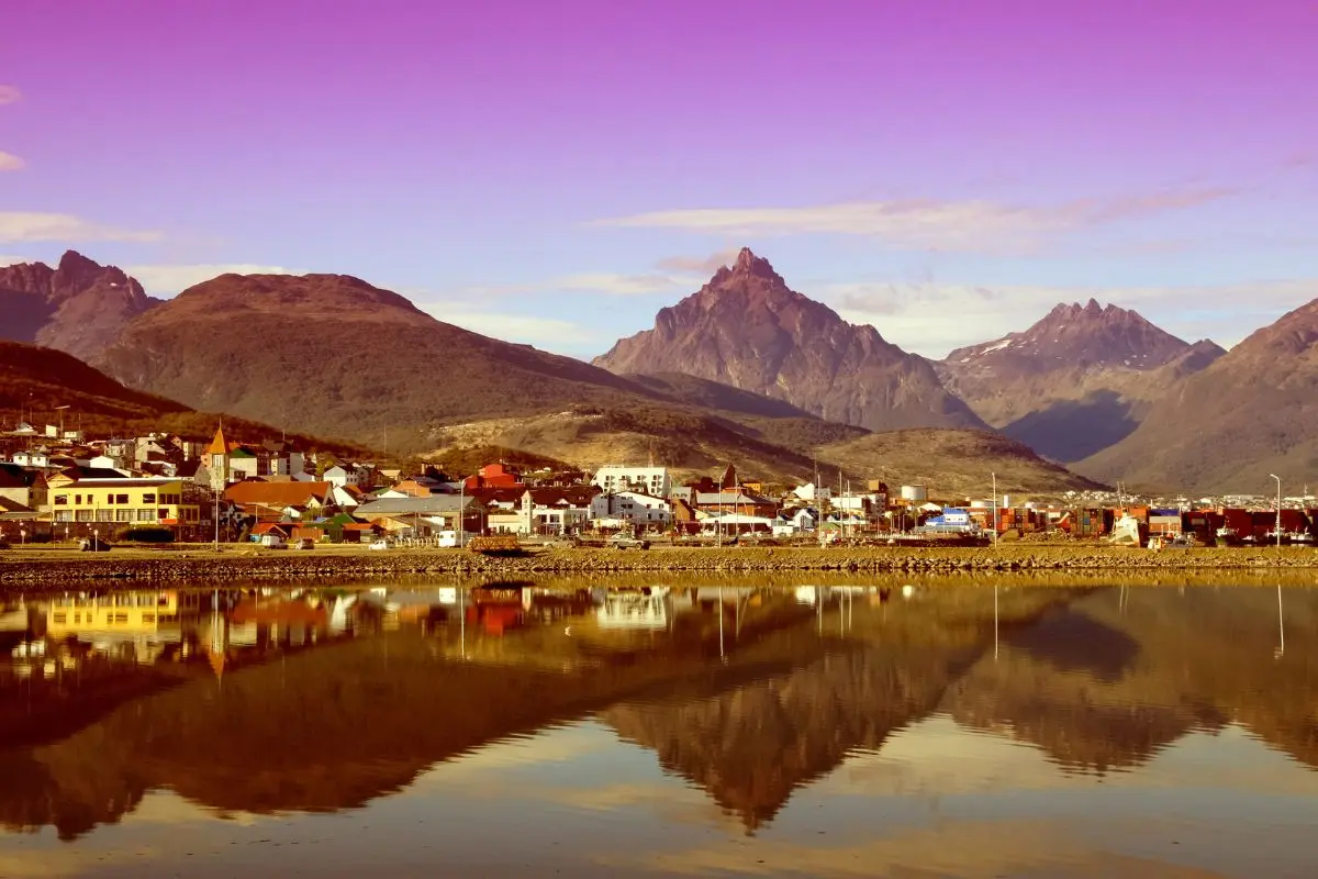 Ushuaia between the mountains and its port, the first base of this Patagonia itinerary of 14 days.