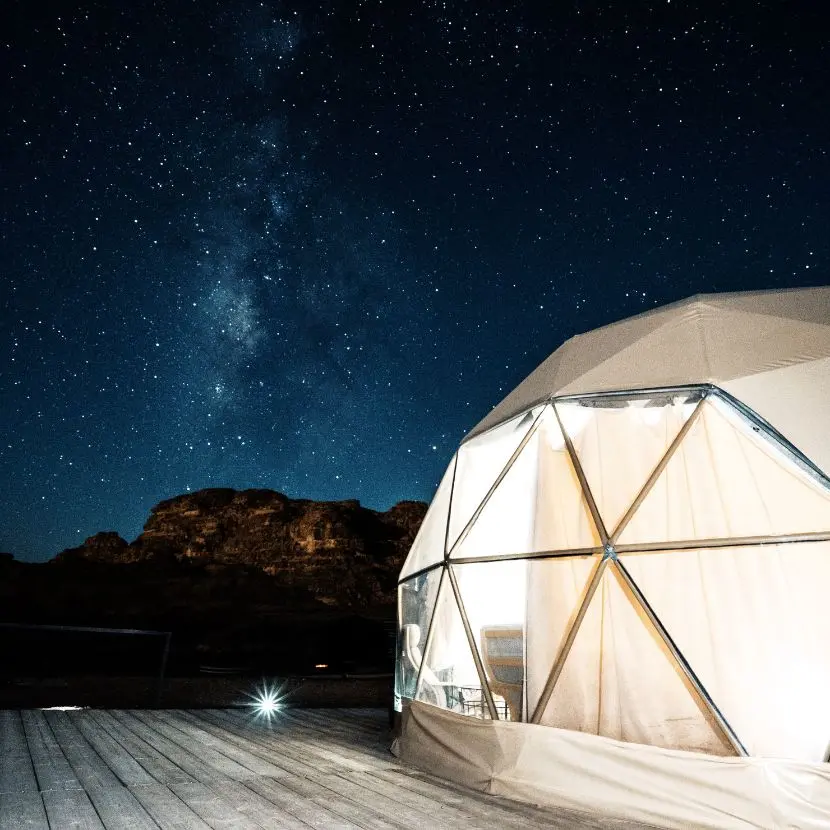 Dormez sous un ciel étoilé dans un dôme de luxe au cœur de la nature sauvage de la Patagonie.