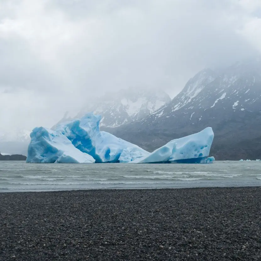 Majestätischer Eisberg, der in den südpatagonischen Seen schwimmt.