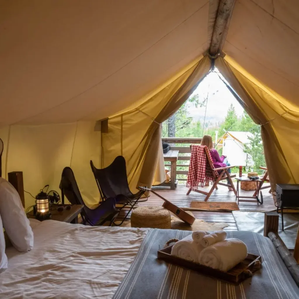 Détendez-vous avec style : une tente glamping confortable avec une terrasse privée surplombant la forêt patagonienne.