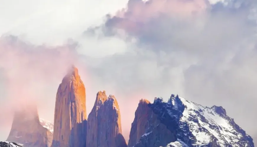 Las torres de granito se tiñen de rosa al amanecer sobre el paisaje más emblemático de la Patagonia.