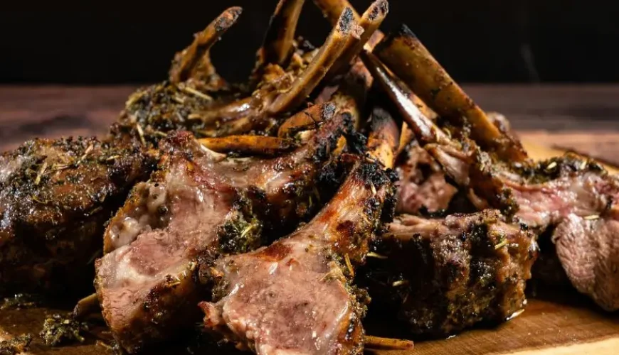 Costillas de cordero patagónico asadas a fuego lento, condimentadas con hierbas silvestres y cocinadas a fuego abierto.