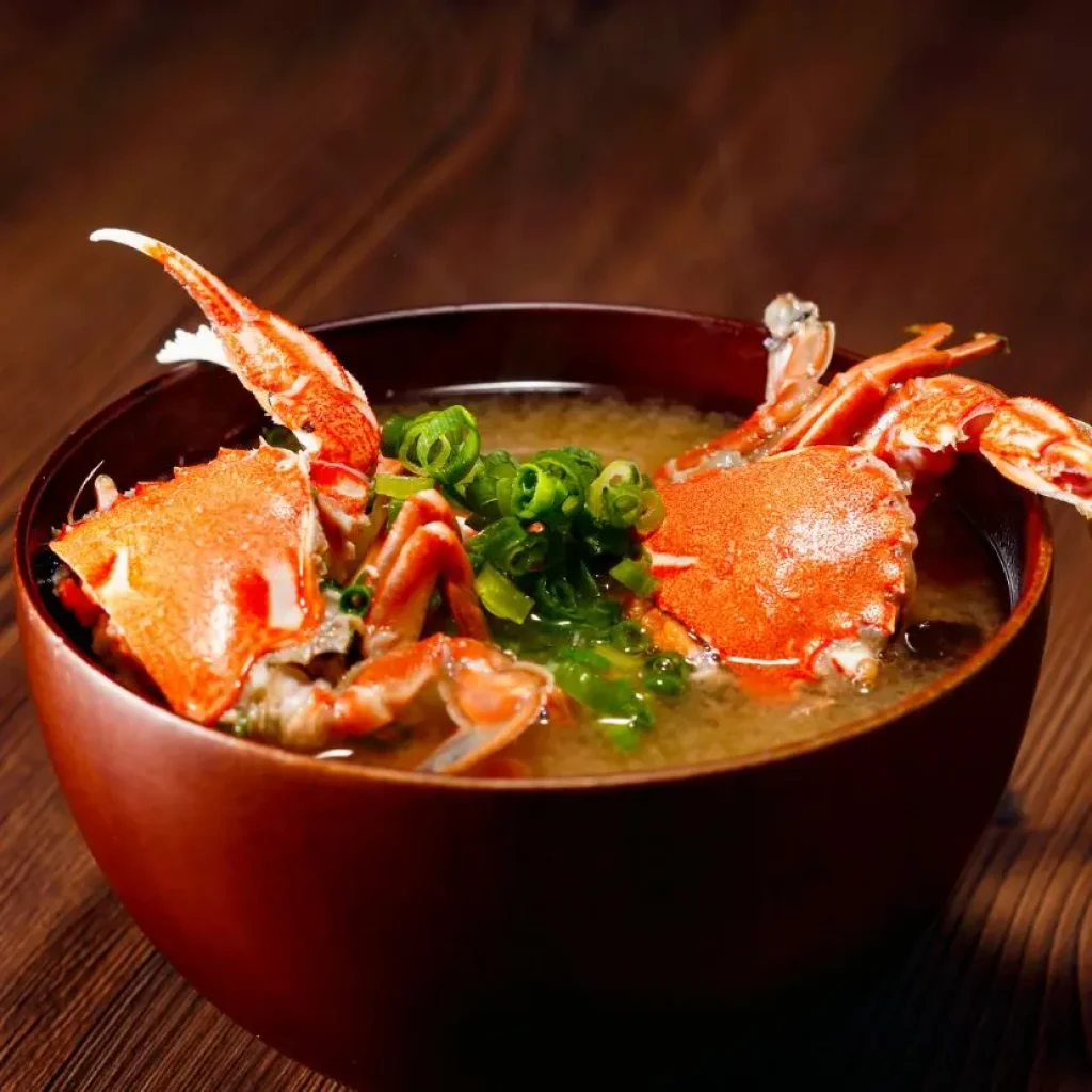 Zuppa di granchio reale con scalogni, una prelibatezza della Patagonia cilena nota come "sopa de centolla".