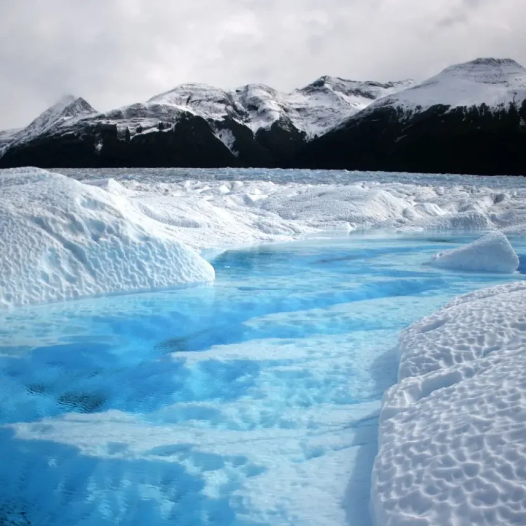 Elektrisch blaue Schmelzwasserpools bilden sich über dem Eis - Patagoniens Gletscherlandschaft ist wahrhaftig eine andere Welt.