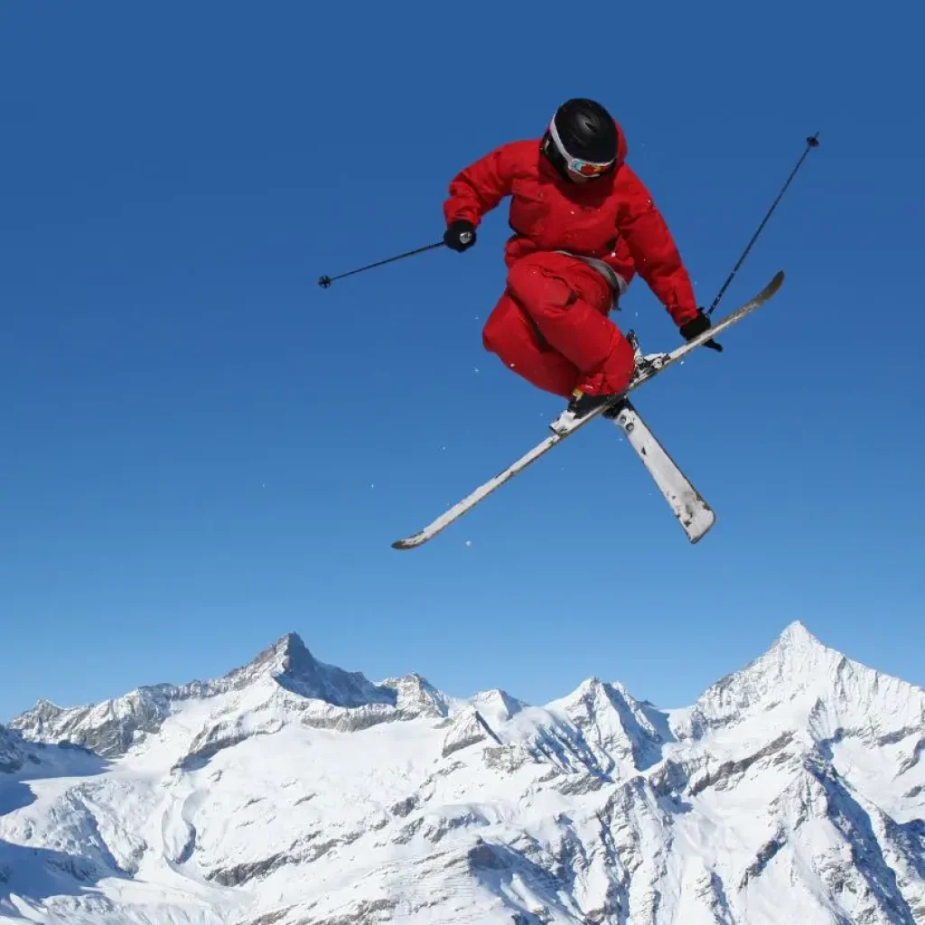 Ein Skifahrer schnappt Luft über den schneebedeckten Gipfeln im Süden Argentiniens.