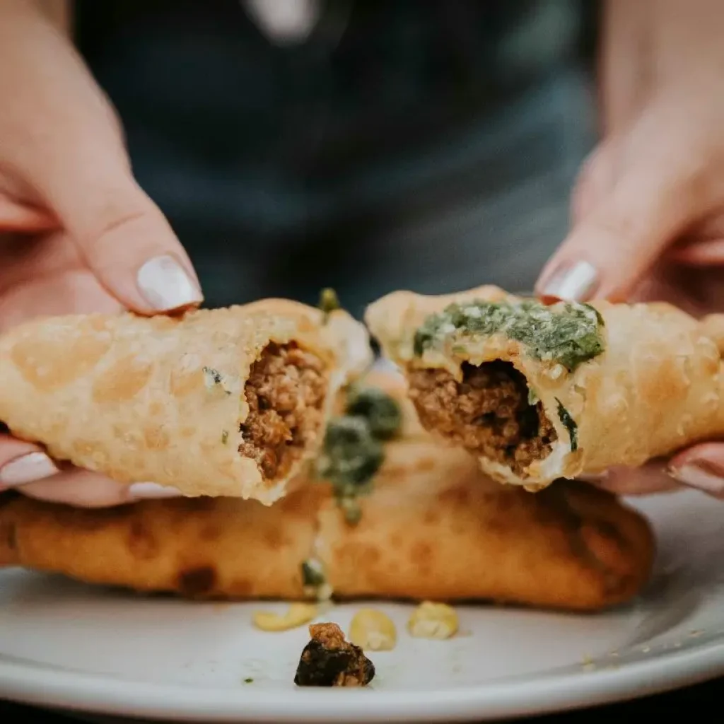 Croccanti empanadas di agnello della Patagonia servite con chimichurri, uno dei cibi di strada preferiti.