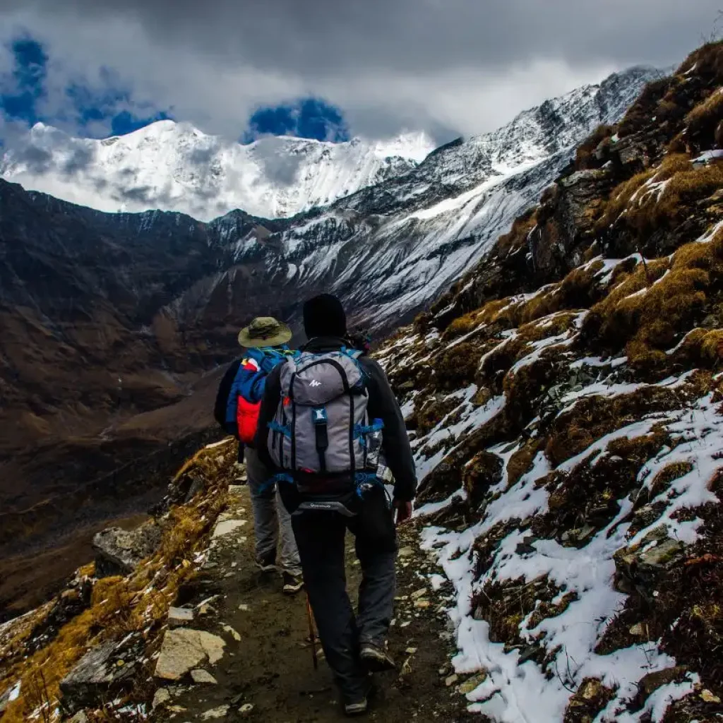 Abenteurer wandern durch die schneebedeckten Pfade der patagonischen Anden.