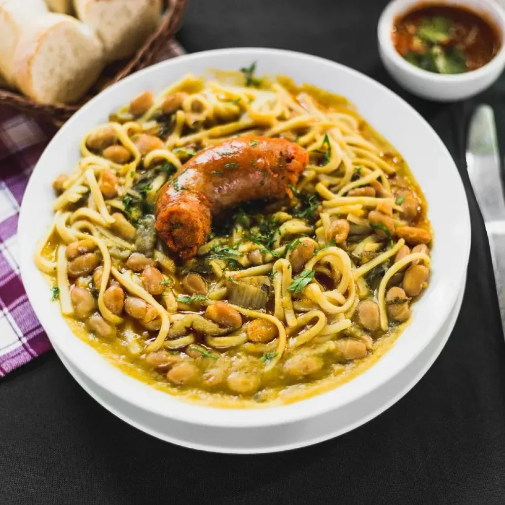 Locro con chorizo, un sostanzioso stufato in stile patagonico a base di fagioli, tagliatelle e spezie tradizionali.