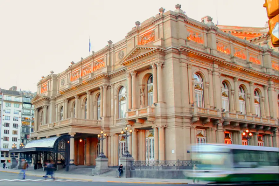 L'opéra Teatro Colón illuminé à la tombée de la nuit, à Buenos Aires