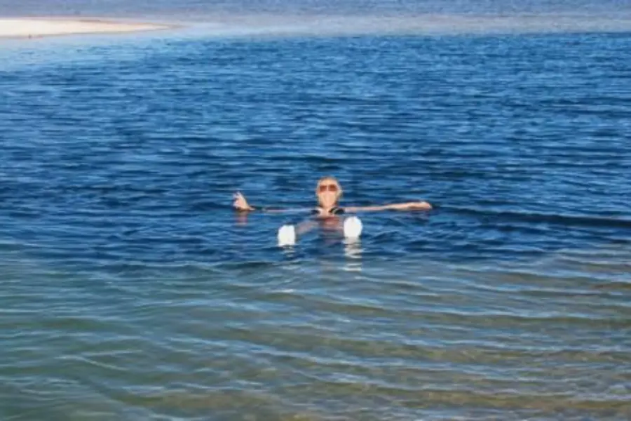 Un voyageur flottant sans effort dans une lagune d'un lac salé