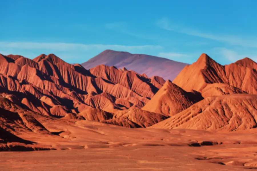Formations rocheuses rouges dans le désert d'Atacama, au Chili