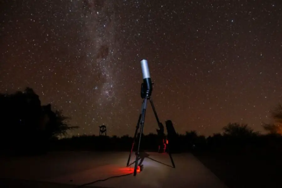 Télescope installé pour observer les étoiles sous la Voie lactée, dans le désert d'Atacama