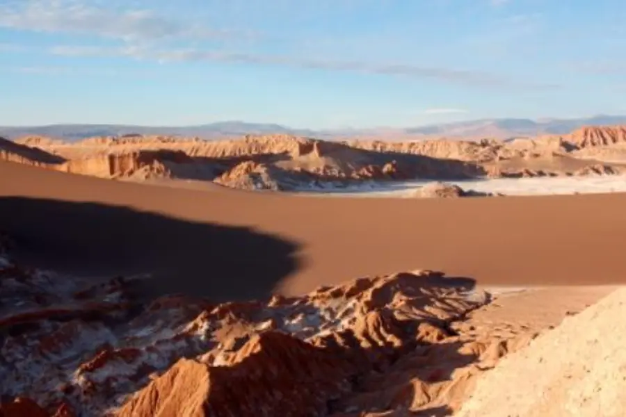 Dunes de sable et formations rocheuses dans la Vallée de la Lune, dans le désert d'Atacama