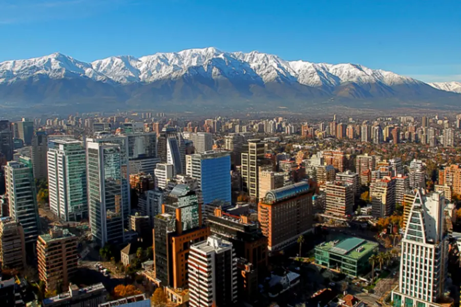 La ligne d'horizon de Santiago du Chili, avec les Andes enneigées en arrière-plan