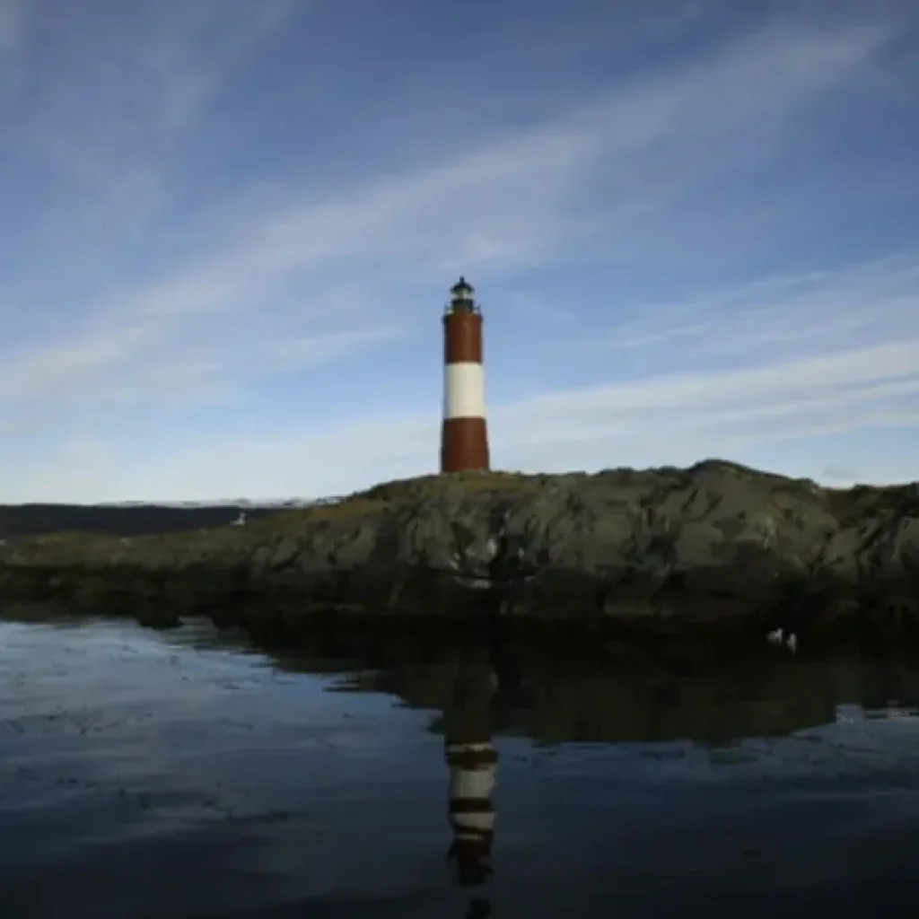 Le phare des Éclaireurs dans le canal de Beagle, à Ushuaia