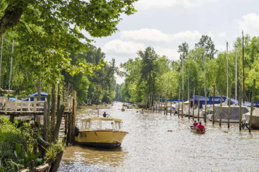 Boten langs een groen kanaal in de Tigre-delta, provincie Buenos Aires