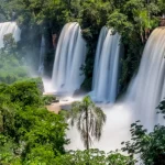 Die Iguazú-Wasserfälle, eingerahmt von dichtem Dschungel