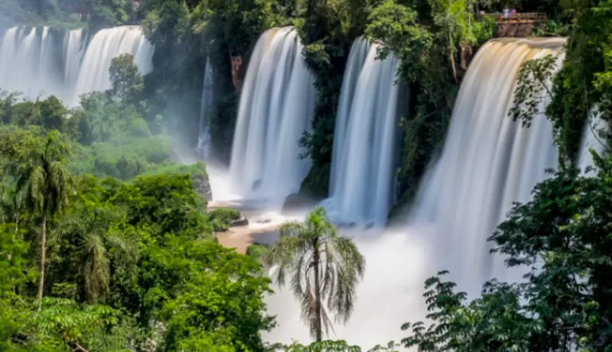 De Iguazú-watervallen, omgeven door dicht oerwoud
