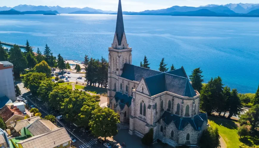 La cattedrale di Bariloche e il lago Nahuel Huapi visti dall'alto, con le Ande sullo sfondo