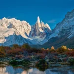 El Cerro Torre se eleva sobre un valle otoñal cerca de El Chaltén, en Santa Cruz, en la Patagonia argentina