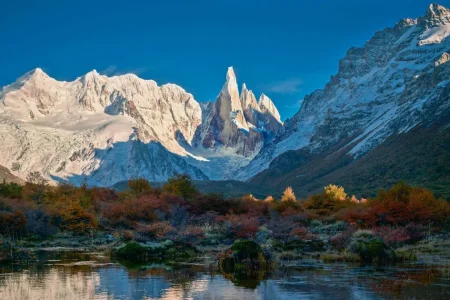 Der Cerro Torre ragt über einem herbstlichen Tal in der Nähe von El Chaltén, Santa Cruz, Patagonien, Argentinien, empor