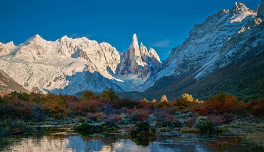 De Cerro Torre torent uit boven een herfstdal in de buurt van El Chaltén, Santa Cruz, Patagonië, Argentinië