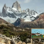 Cartel que indica el mirador del monte Fitz Roy, a 750 metros sobre el nivel del mar, con los picos nevados de granito al fondo, cerca de El Chaltén, en el Parque Nacional Los Glaciares