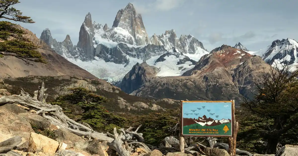 Cartello che indica il belvedere del Monte Fitz Roy a 750 metri sul livello del mare, con le cime granitiche innevate sullo sfondo, nei pressi di El Chaltén nel Parco Nazionale Los Glaciares