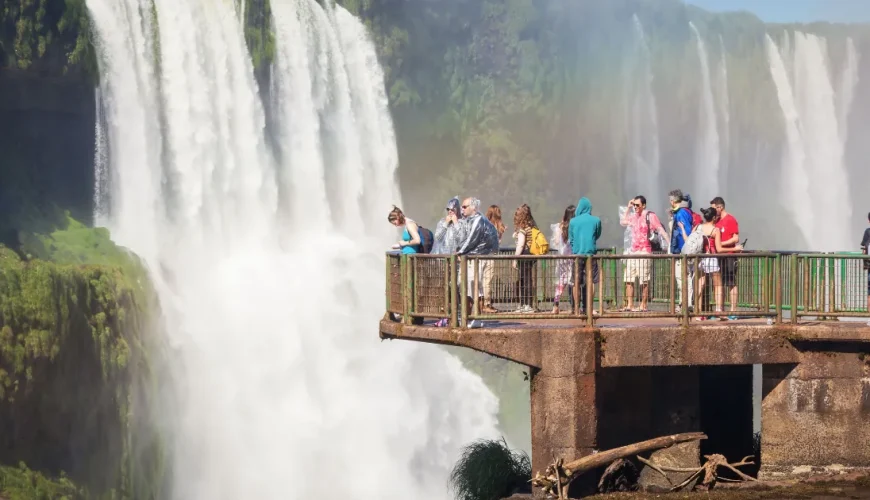Visitatori su una piattaforma panoramica accanto alle cascate di Iguazú in Argentina