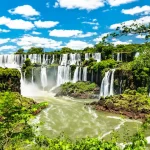 Panoramablick auf die Iguazú-Wasserfälle, die sich durch den subtropischen Wald ergießen, Misiones, Argentinien