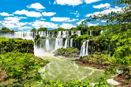 Vue panoramique des chutes d'Iguazú se déversant au cœur d'une forêt subtropicale, dans la province de Misiones, en Argentine