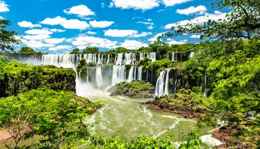 Panoramisch uitzicht op de Iguazú-watervallen die door het subtropische bos stromen, Misiones, Argentinië