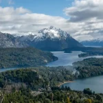 Lagos y montañas nevadas vistas desde un mirador cerca de Bariloche, en la Patagonia argentina