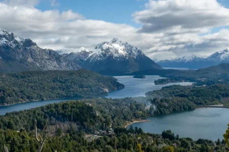 Seen und schneebedeckte Berge, gesehen von einem Aussichtspunkt in der Nähe von Bariloche, Patagonien, Argentinien