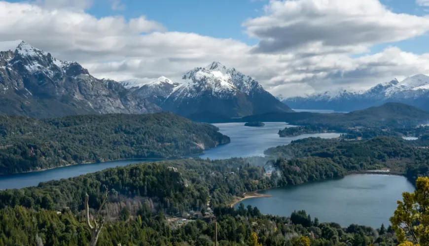 Lagos y montañas nevadas vistas desde un mirador cerca de Bariloche, en la Patagonia argentina