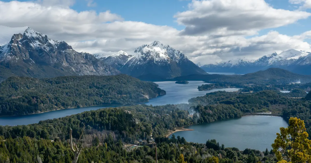 Lagos y montañas nevadas vistas desde un mirador cerca de Bariloche, en la Patagonia argentina