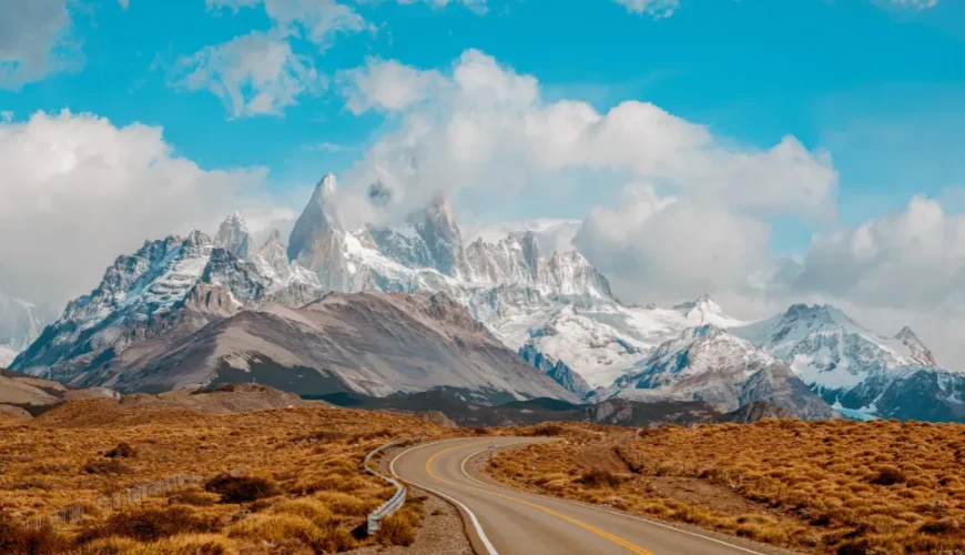 Strada della Patagonia che conduce al massiccio del Fitz Roy