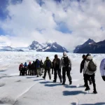 Gruppo di escursionisti con gli zaini che camminano sul ghiaccio del ghiacciaio Perito Moreno, El Calafate, Patagonia, Argentina